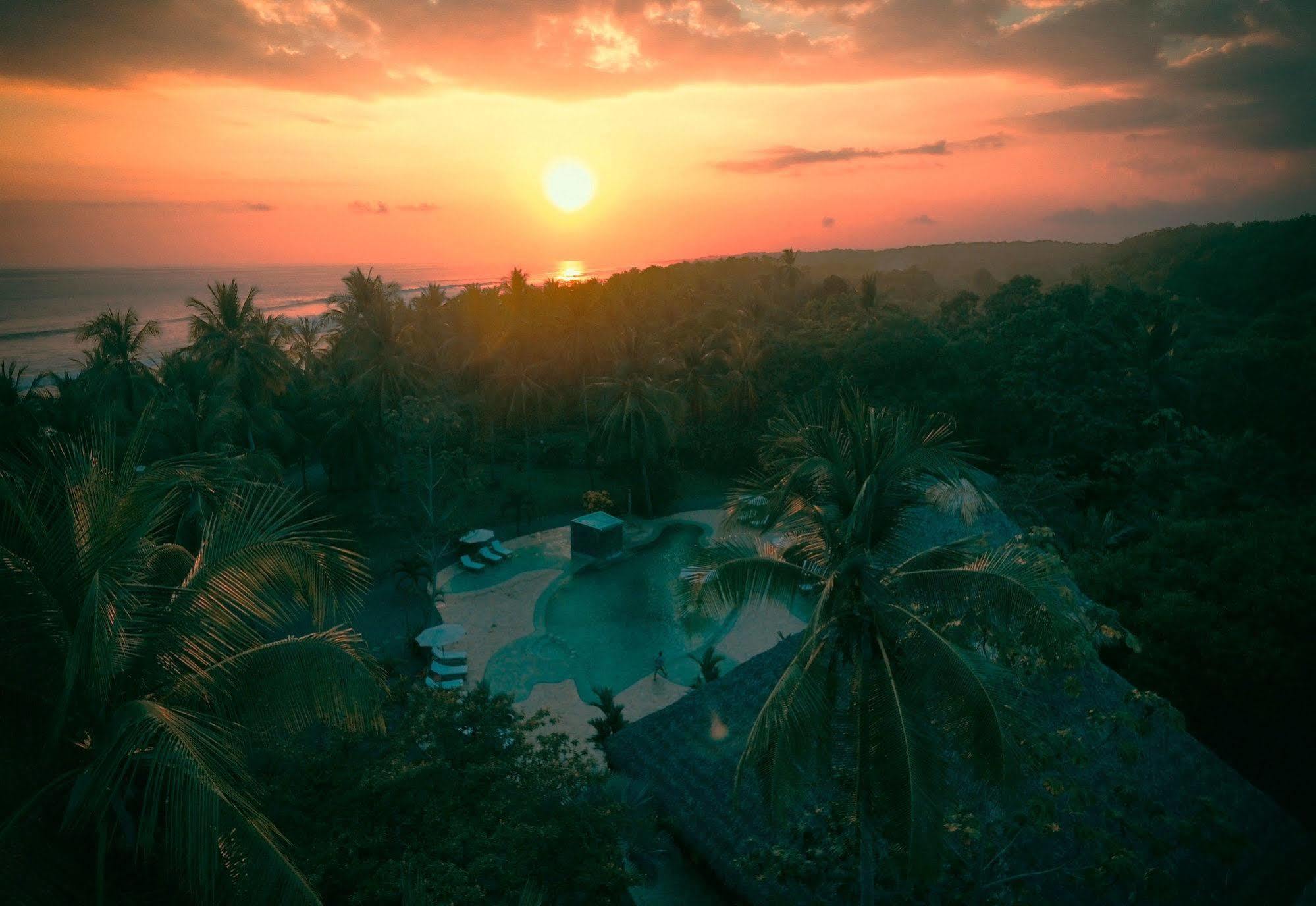 Clandestino Beach Resort Parrita Bagian luar foto